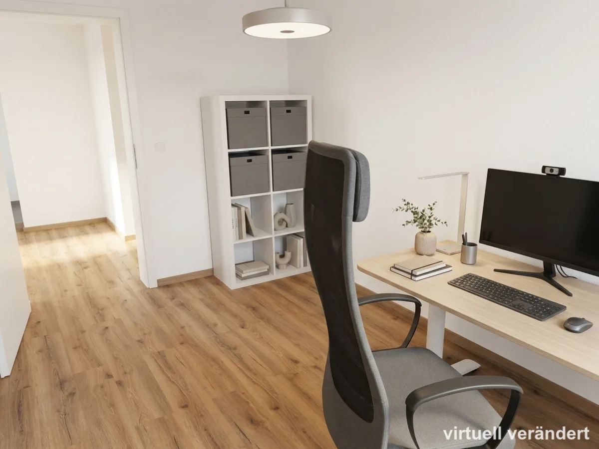 Arbeitszimmer nachher: aufgeräumt, mit Deckenleuchte, Schreibtischleuchte und neutraler Deko, gekennzeichnet als virtuell verändert